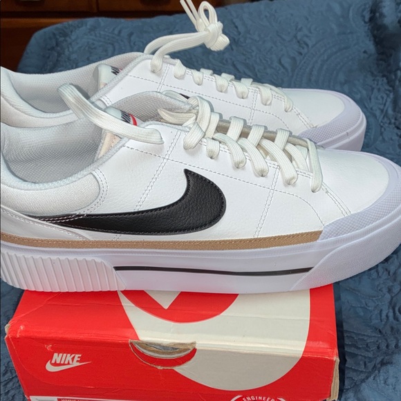 Nike White Black Women's Athletic Shoes - Picture 4 of 8